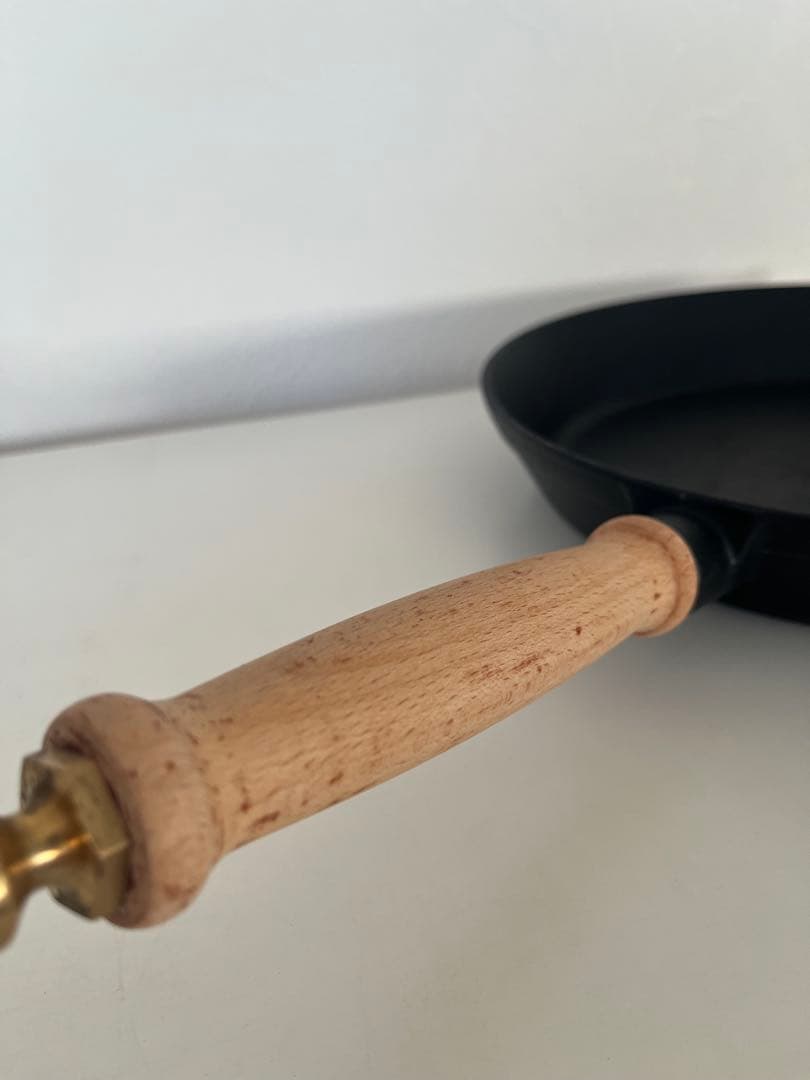 FISKARS 鋳鉄製フライパン 木製ハンドル