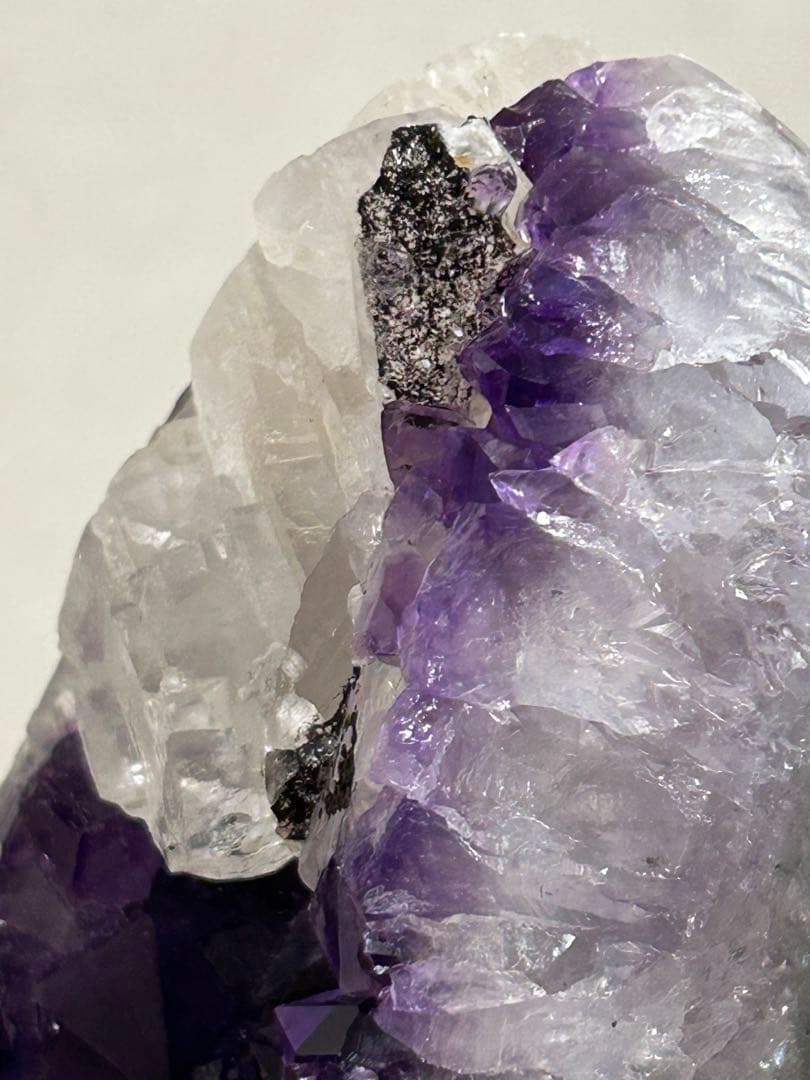 ウルグアイ産　 アメジストカルサイト共生　置物