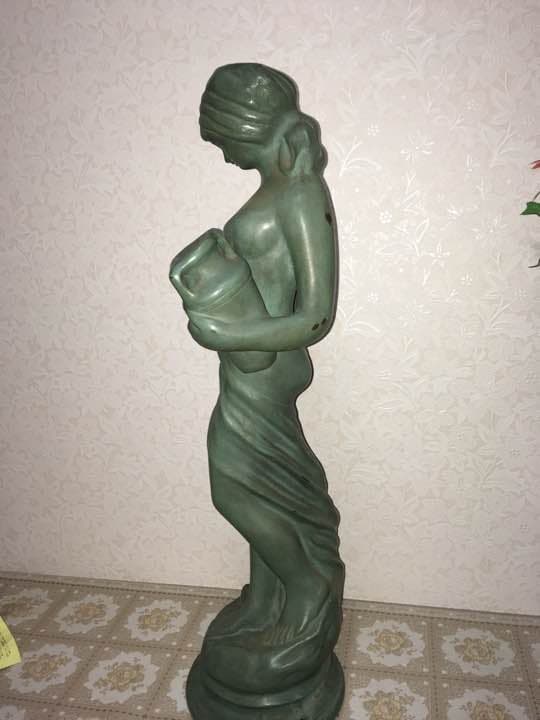 水瓶を持つ少女像