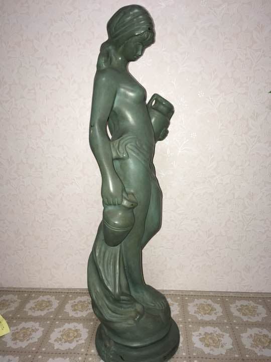 水瓶を持つ少女像