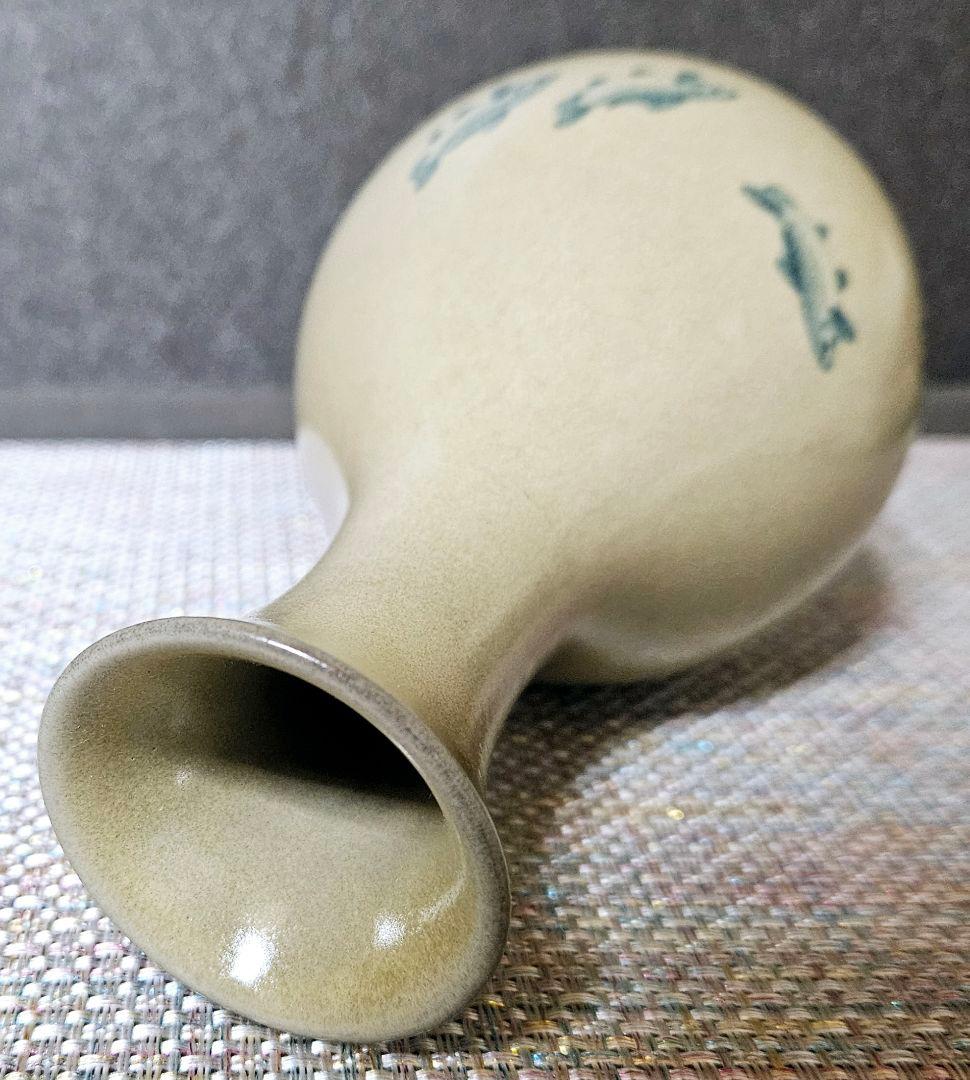 人間国宝　佐渡　無名異焼　五代 伊藤赤水 造　染付　水藻に魚の図　花入れ　共箱