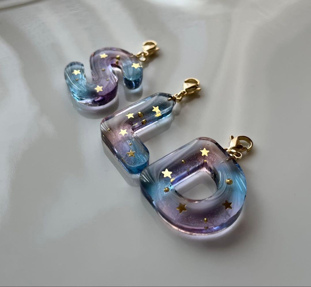 星空のイニシャルチャーム　オーダー品　参考ページ　レジン　イニシャル　星座