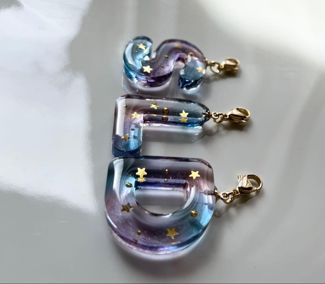 星空のイニシャルチャーム　オーダー品　参考ページ　レジン　イニシャル　星座