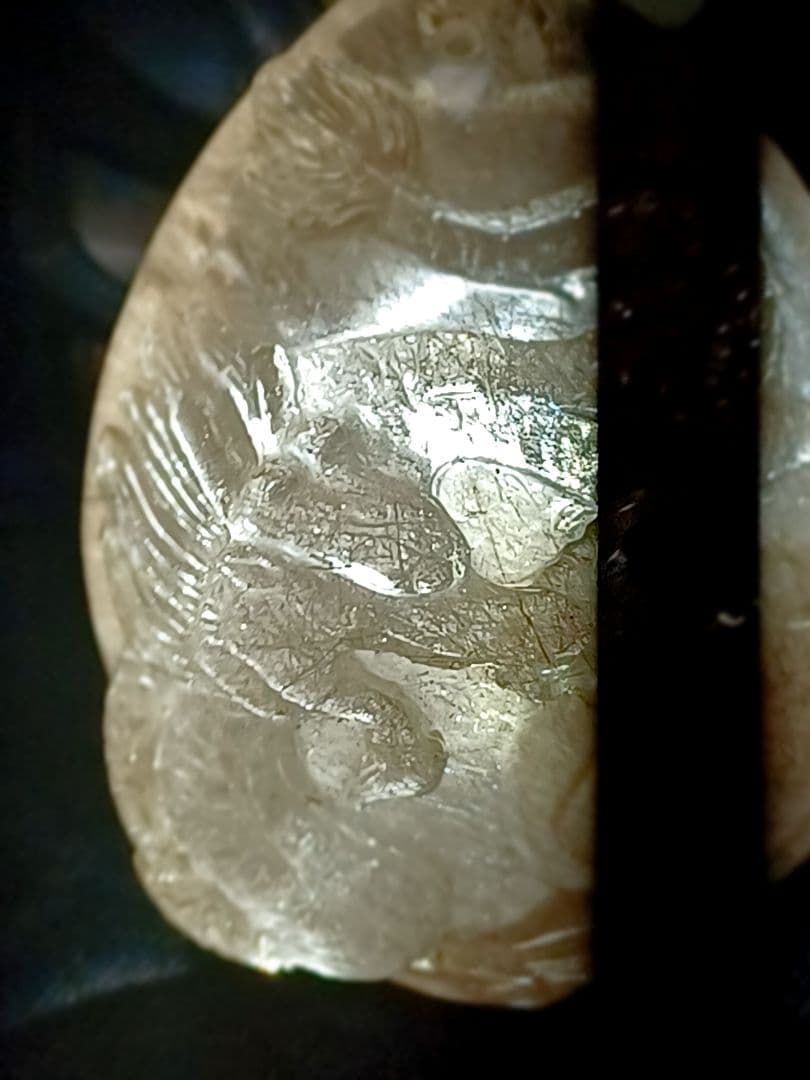 ラビットヘアールチル　本水晶龍 の彫刻 の置物　ネックレス用の穴あり！