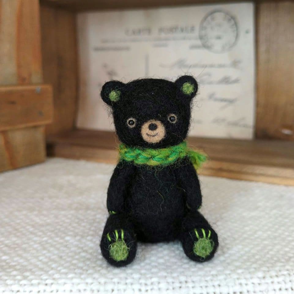 羊毛フェルト 黒クマ 緑 ハンドメイド テディベア - メルカリ