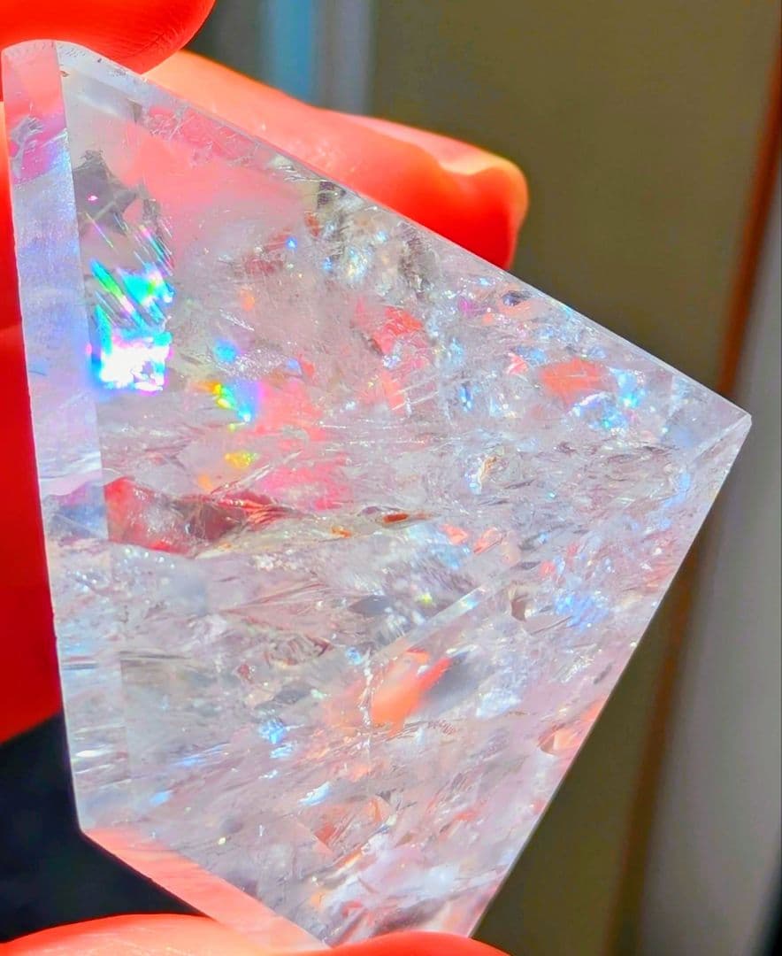 虹色の輝き 水晶のピラミッド型置物 クリアクォーツ