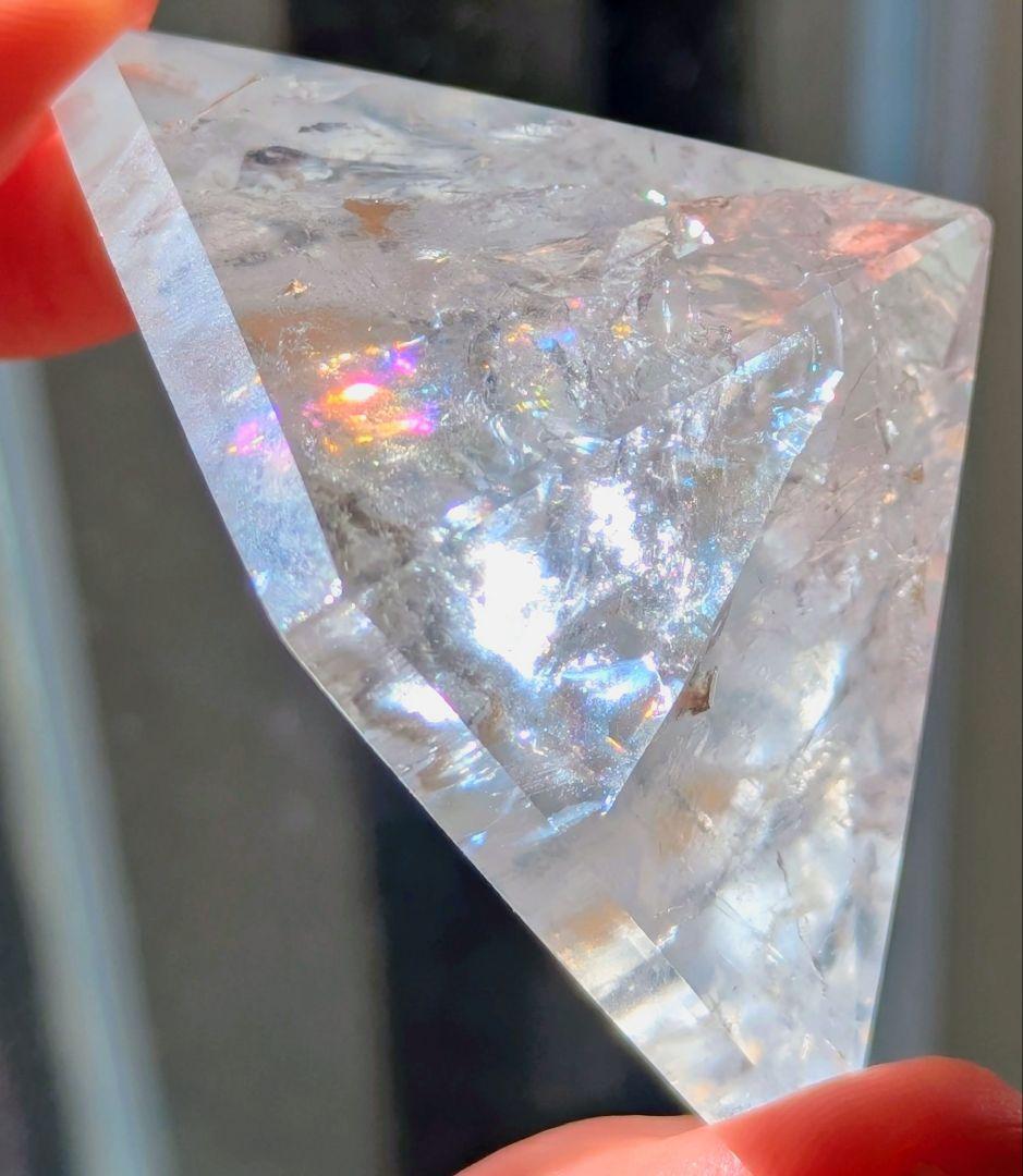 虹色の輝き 水晶のピラミッド型置物 クリアクォーツ