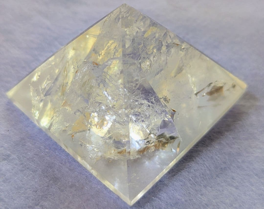 虹色の輝き 水晶のピラミッド型置物 クリアクォーツ