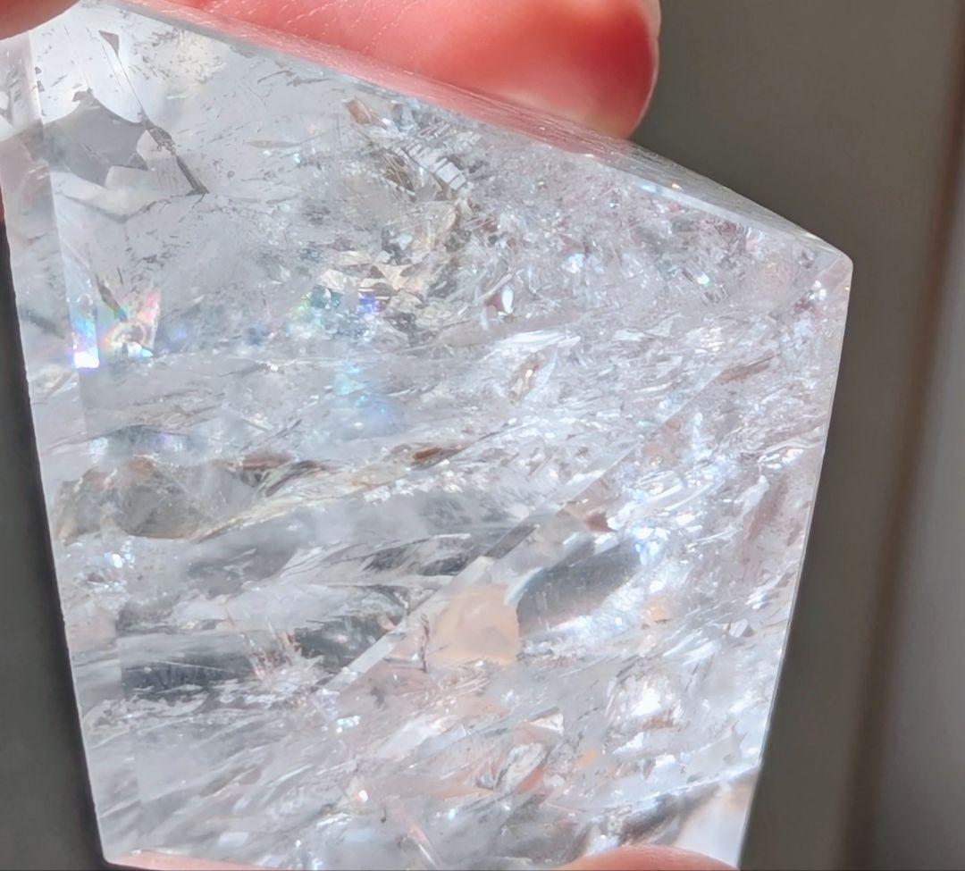 虹色の輝き 水晶のピラミッド型置物 クリアクォーツ