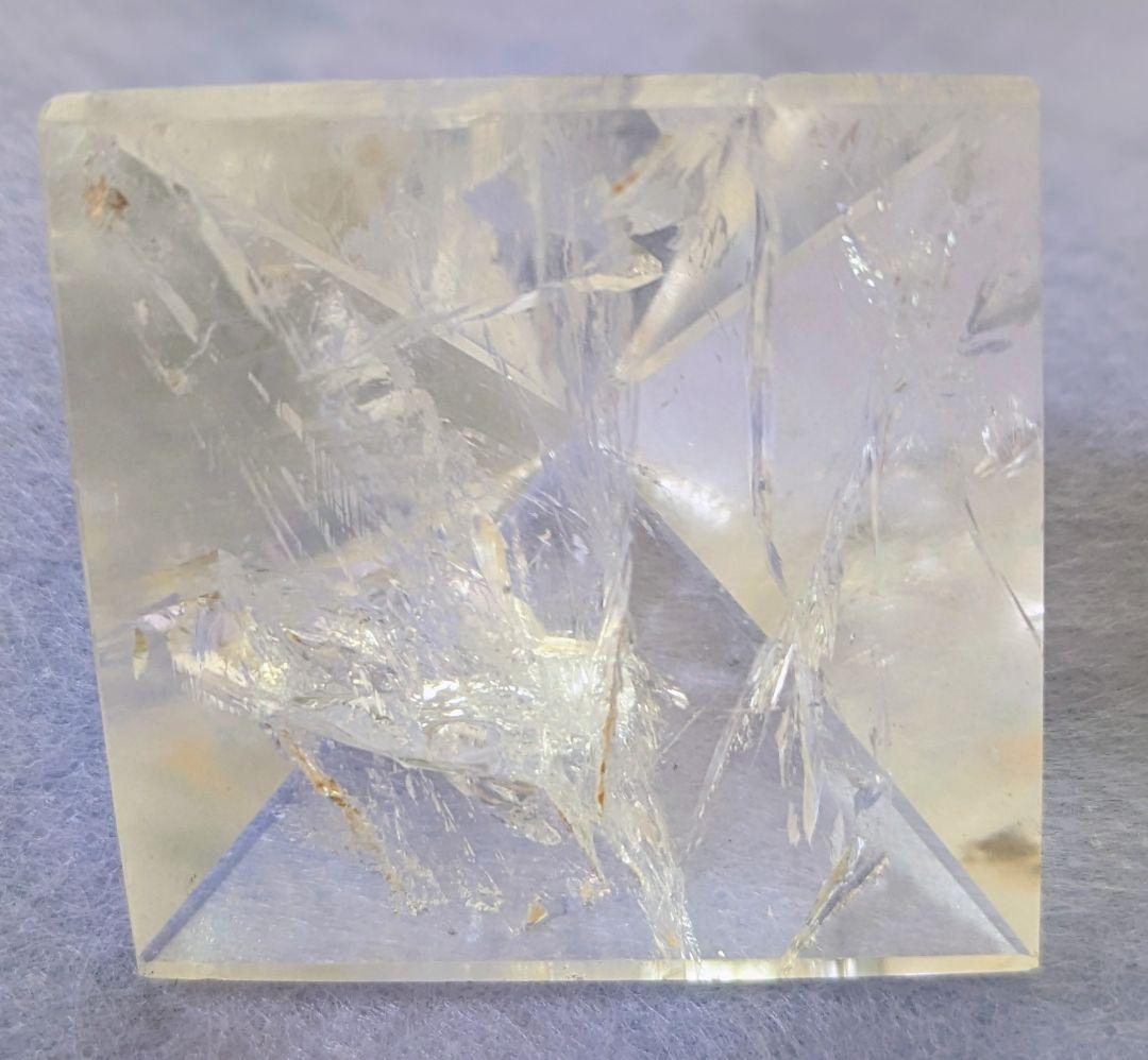 虹色の輝き 水晶のピラミッド型置物 クリアクォーツ