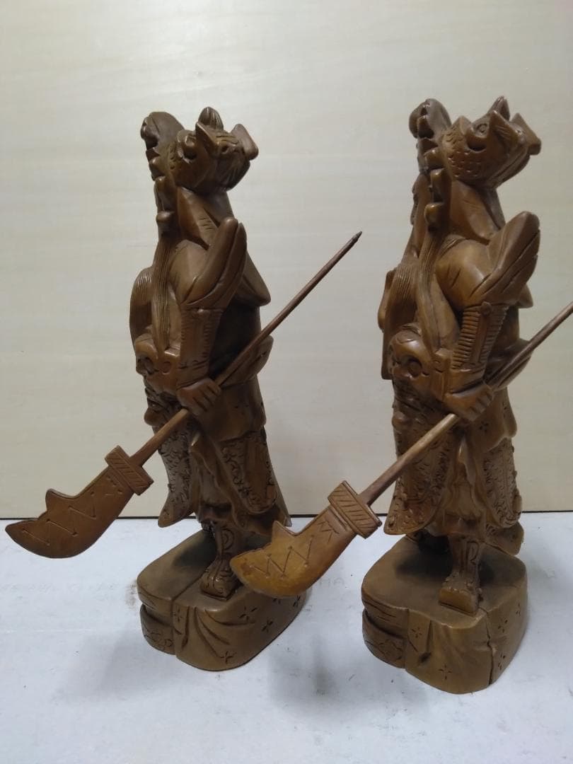 三国志    関羽像 　天然木彫り 置物 　2体