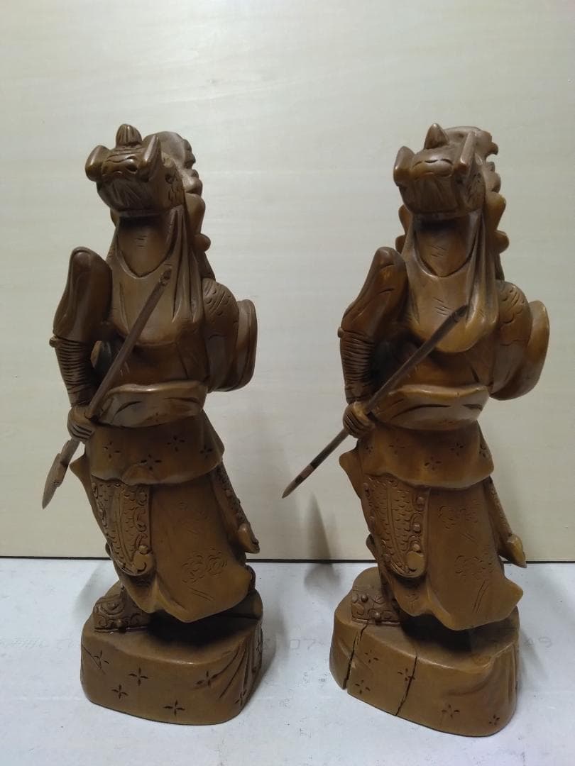 三国志    関羽像 　天然木彫り 置物 　2体