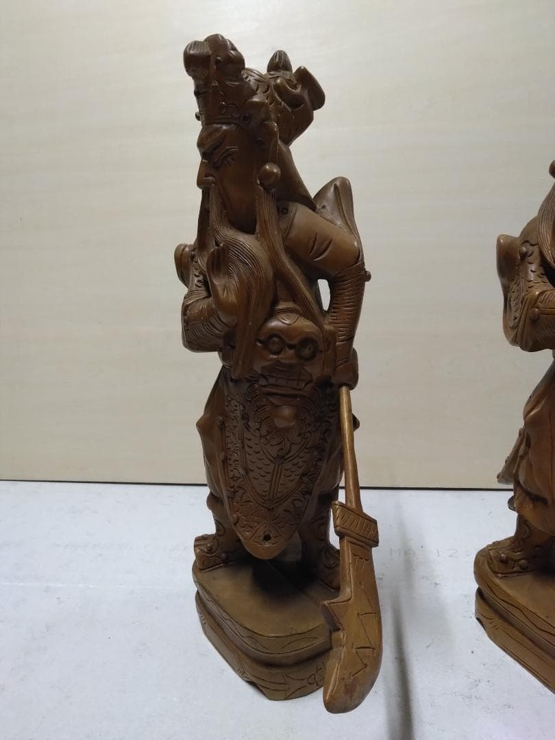 三国志    関羽像 　天然木彫り 置物 　2体