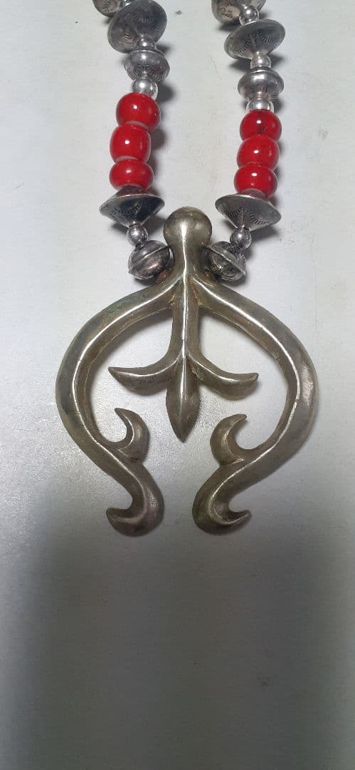 ハンドメイド 赤と銀色のネックレス