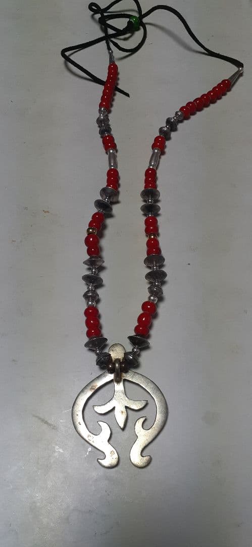 ハンドメイド 赤と銀色のネックレス