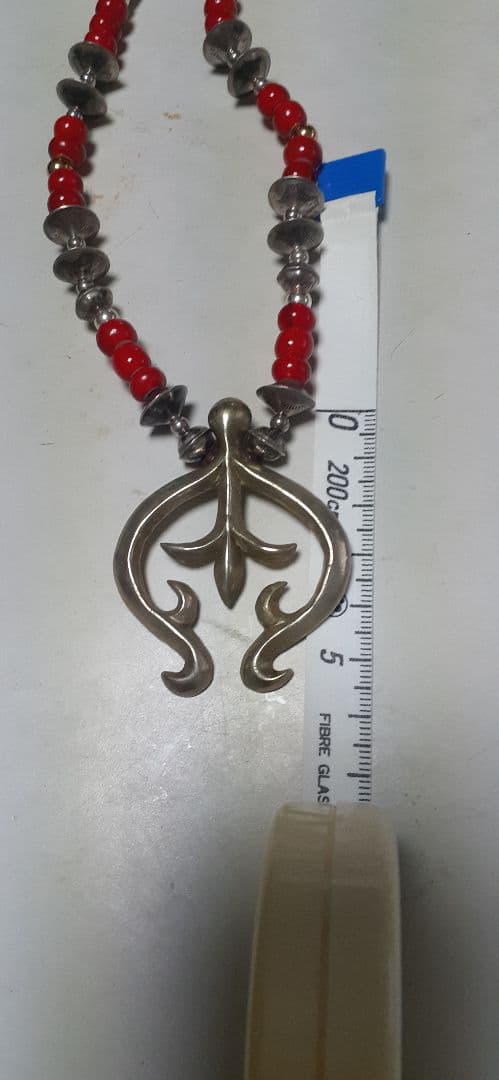 ハンドメイド 赤と銀色のネックレス