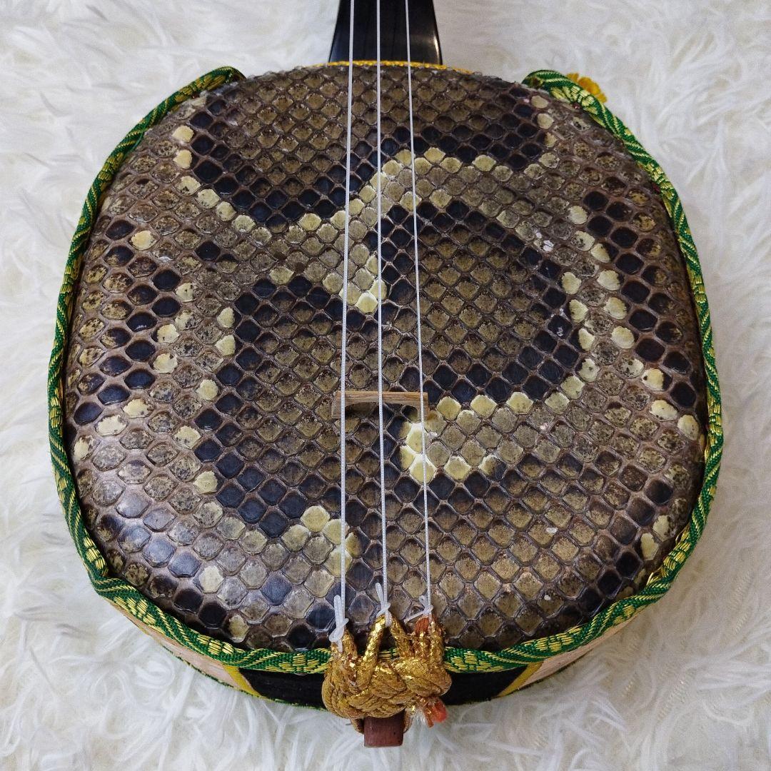 沖縄三線 蛇皮 本皮 強化張り 真壁型 ハードケース 鍵付 黒塗り