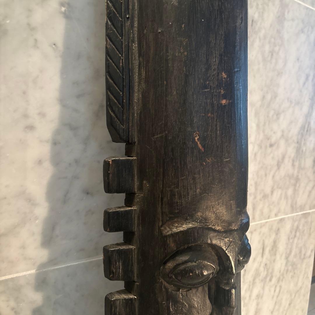 西アフリカ　大きな瞳や唇、装飾が施された鼻が芸術的で圧倒的な存在感の木彫り仮面