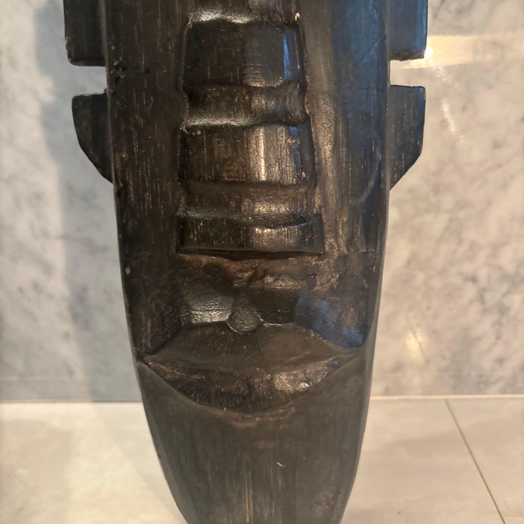 西アフリカ　大きな瞳や唇、装飾が施された鼻が芸術的で圧倒的な存在感の木彫り仮面