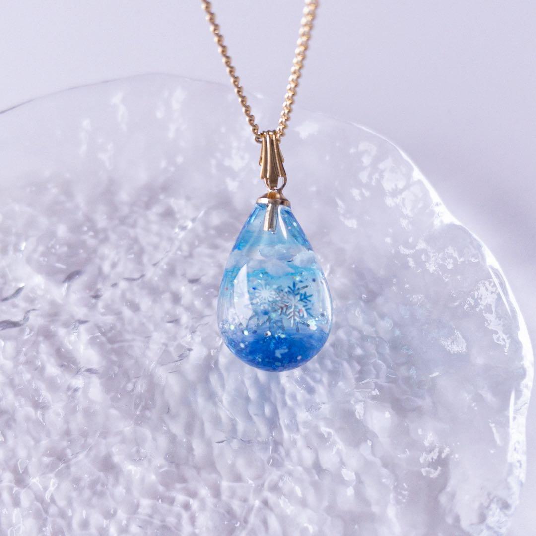 澄んだ冬空×雪の結晶❄︎冬限定デザイン しずく型 ハンドメイド レジン
