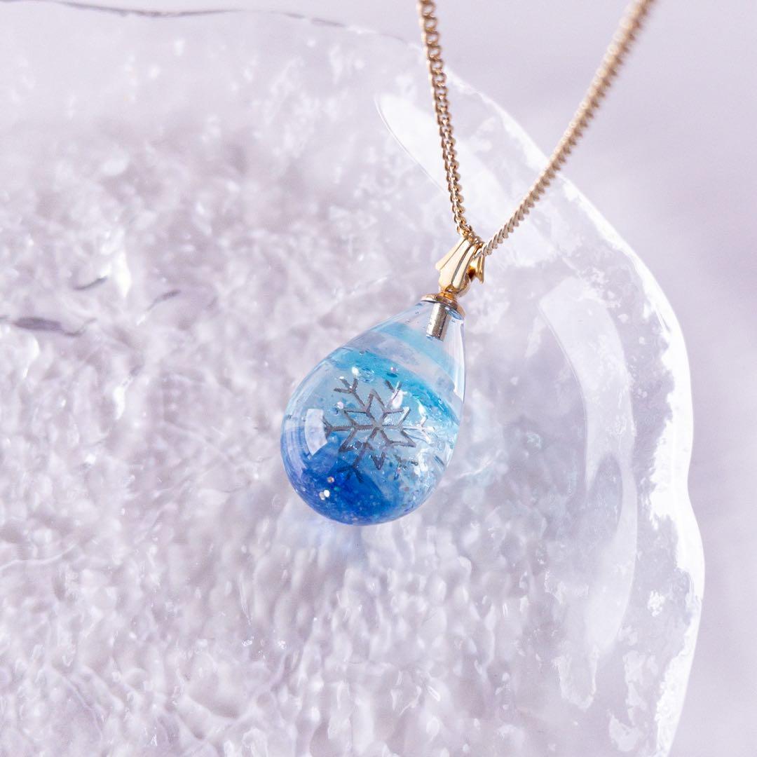 澄んだ冬空×雪の結晶❄︎冬限定デザイン しずく型 ハンドメイド レジン