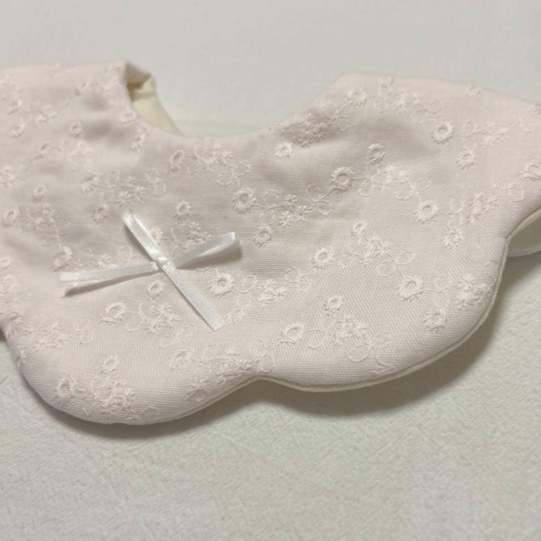 22 ハンドメイドスタイ　天使の羽　刺繍　リボン　ベビースタイ