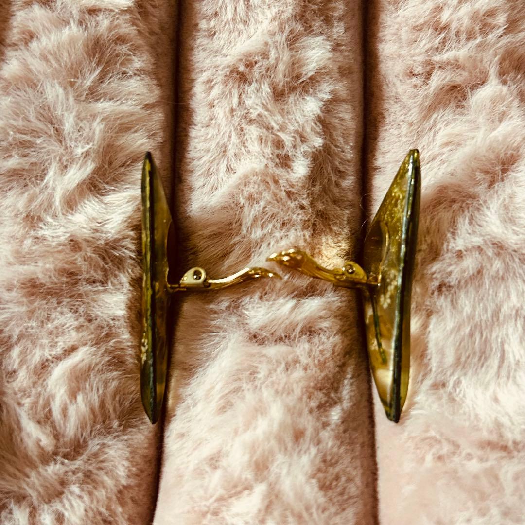 mellow レジンイヤリング グリーン リーフ型 一点物