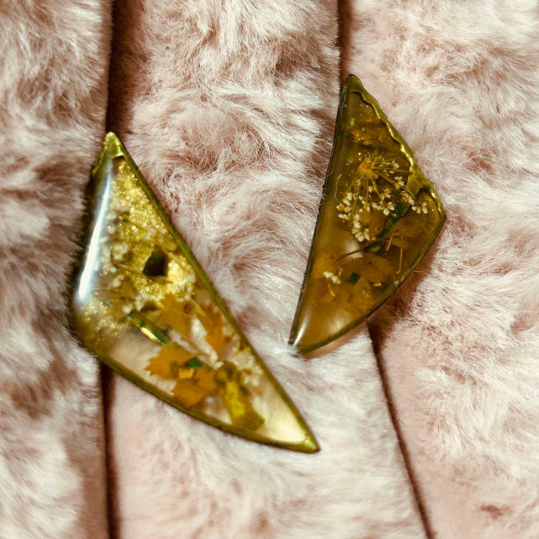 mellow レジンイヤリング グリーン リーフ型 一点物