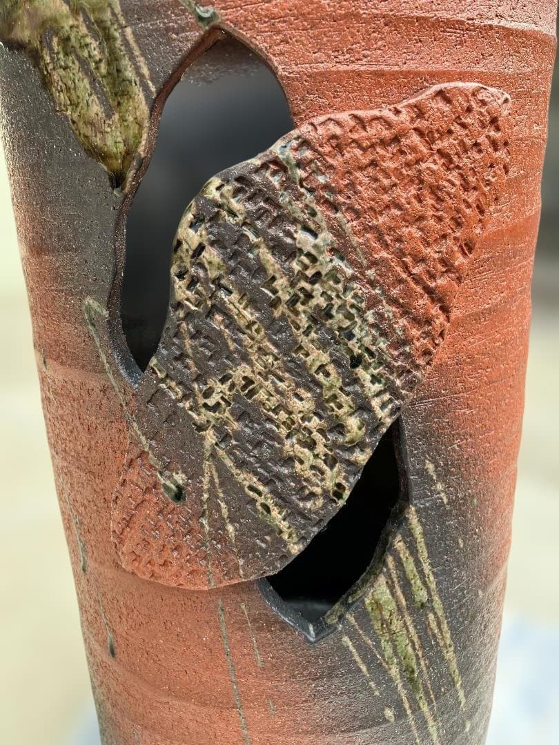 土と炎が織りなす芸術〝わびさび〟の趣を今に伝えている穴あき傘立て 重厚な陶器製