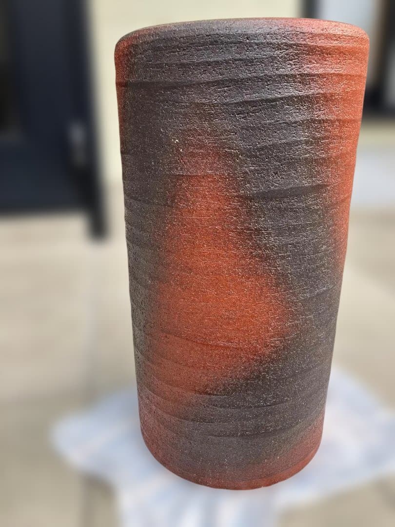 土と炎が織りなす芸術〝わびさび〟の趣を今に伝えている穴あき傘立て 重厚な陶器製