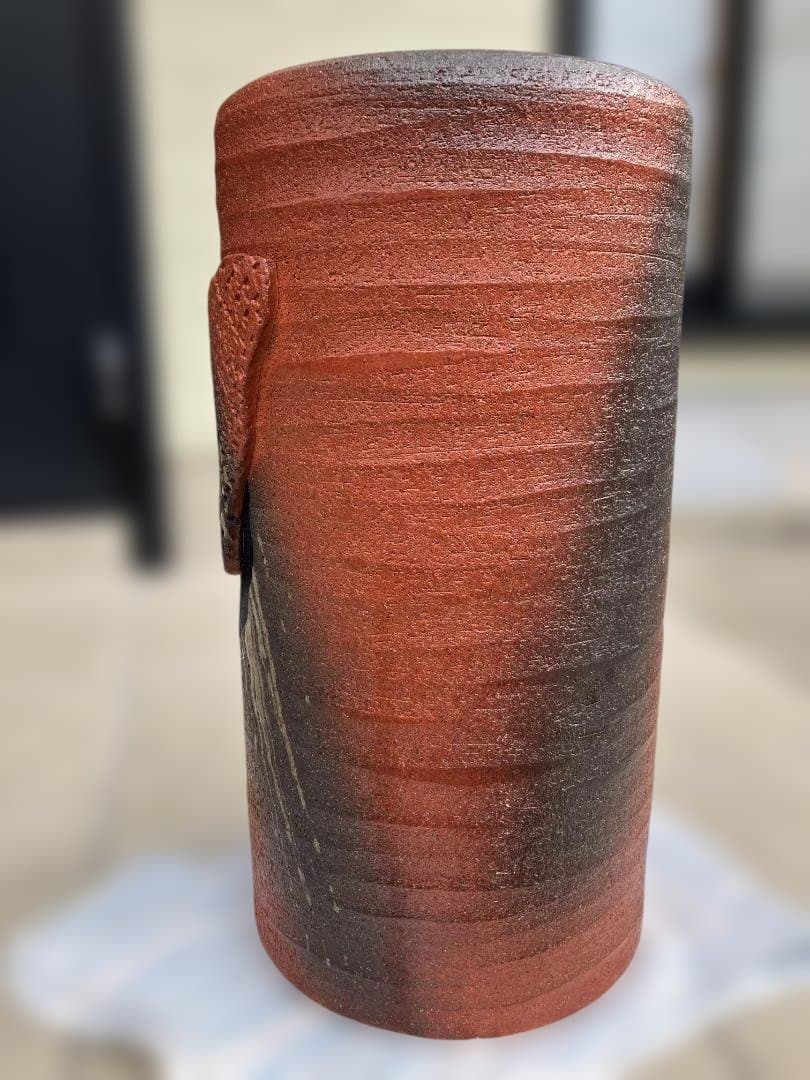 土と炎が織りなす芸術〝わびさび〟の趣を今に伝えている穴あき傘立て 重厚な陶器製