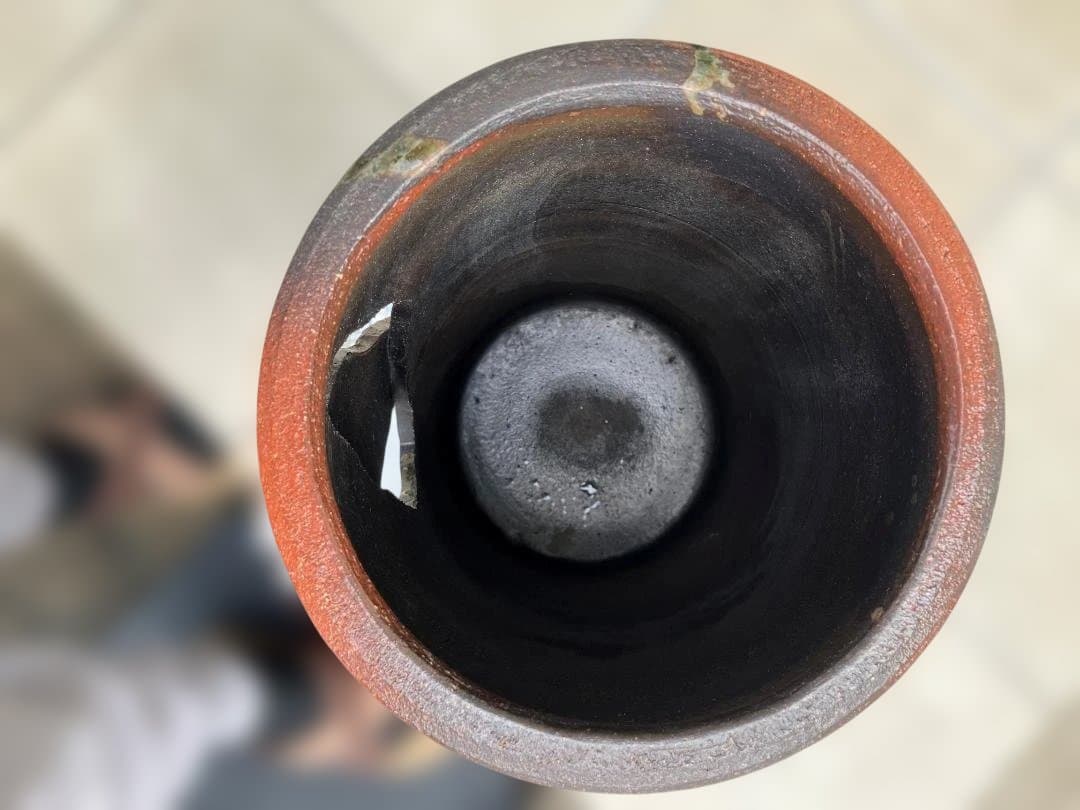 土と炎が織りなす芸術〝わびさび〟の趣を今に伝えている穴あき傘立て 重厚な陶器製