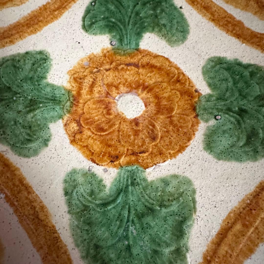 希少 遼三彩 刻花 花卉紋盤 大皿 飾り皿 中国 古美術 古玩 骨董 唐三彩