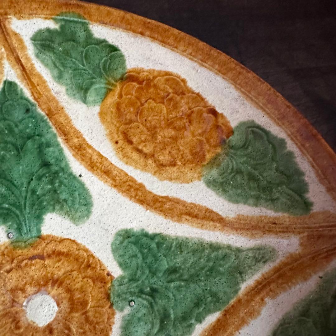 希少 遼三彩 刻花 花卉紋盤 大皿 飾り皿 中国 古美術 古玩 骨董 唐三彩