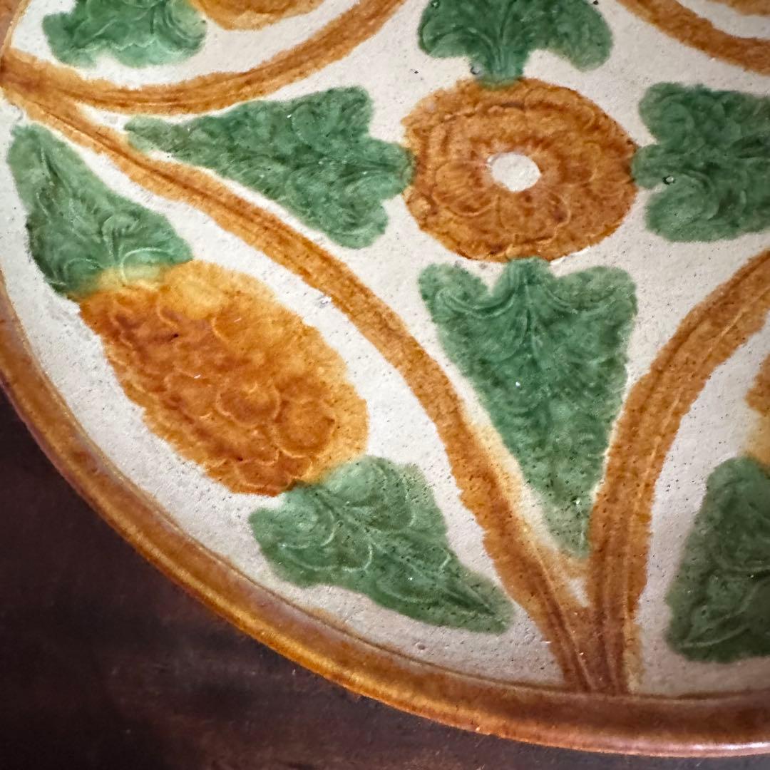 希少 遼三彩 刻花 花卉紋盤 大皿 飾り皿 中国 古美術 古玩 骨董 唐三彩