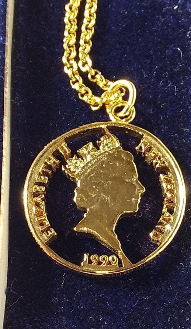 エリザベス2世 カットアウト ペンダント ニュージーランド 金鍍金仕上 新品