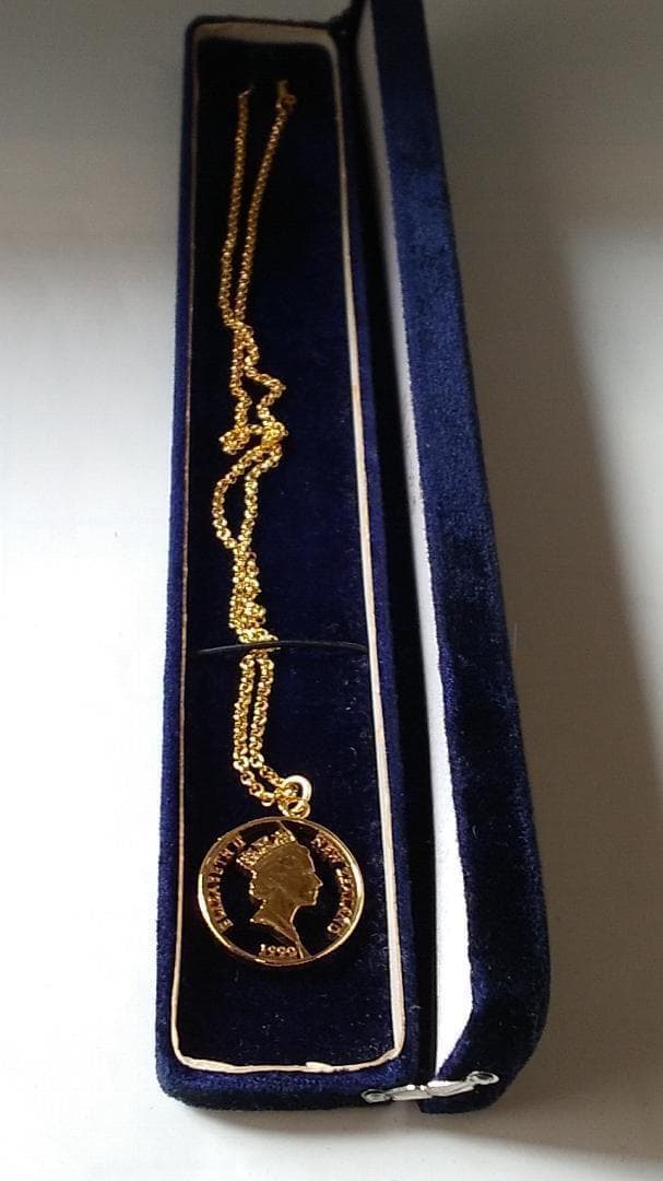 エリザベス2世 カットアウト ペンダント ニュージーランド 金鍍金仕上 新品