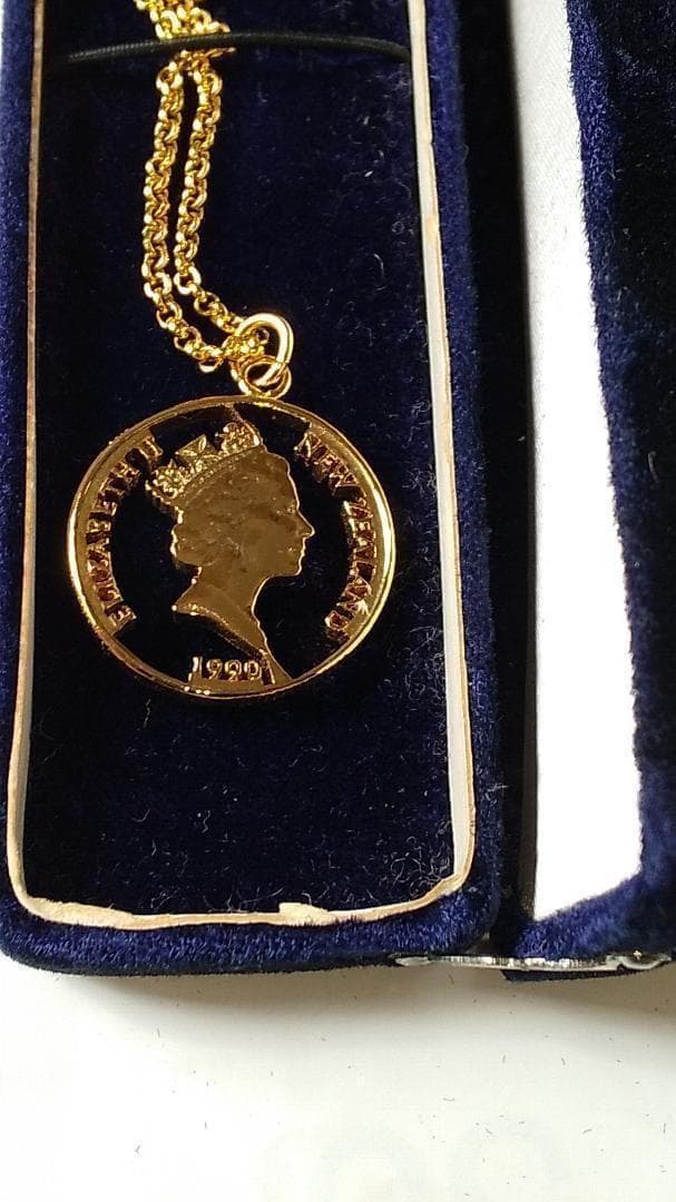 エリザベス2世 カットアウト ペンダント ニュージーランド 金鍍金仕上 新品