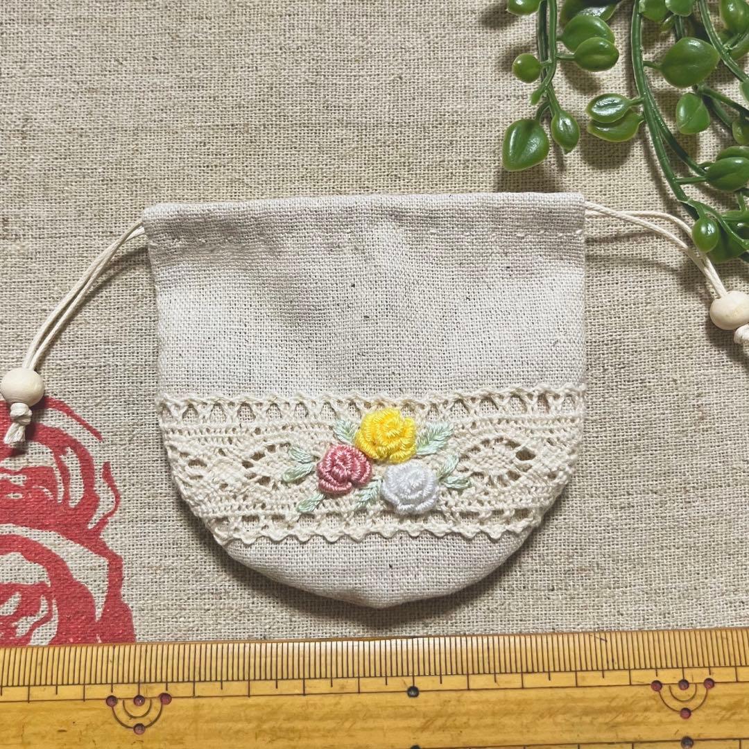 No.2306-65 手のひら巾着サシェ 香り袋 綿麻 ローズ刺繍 黄白ピンク