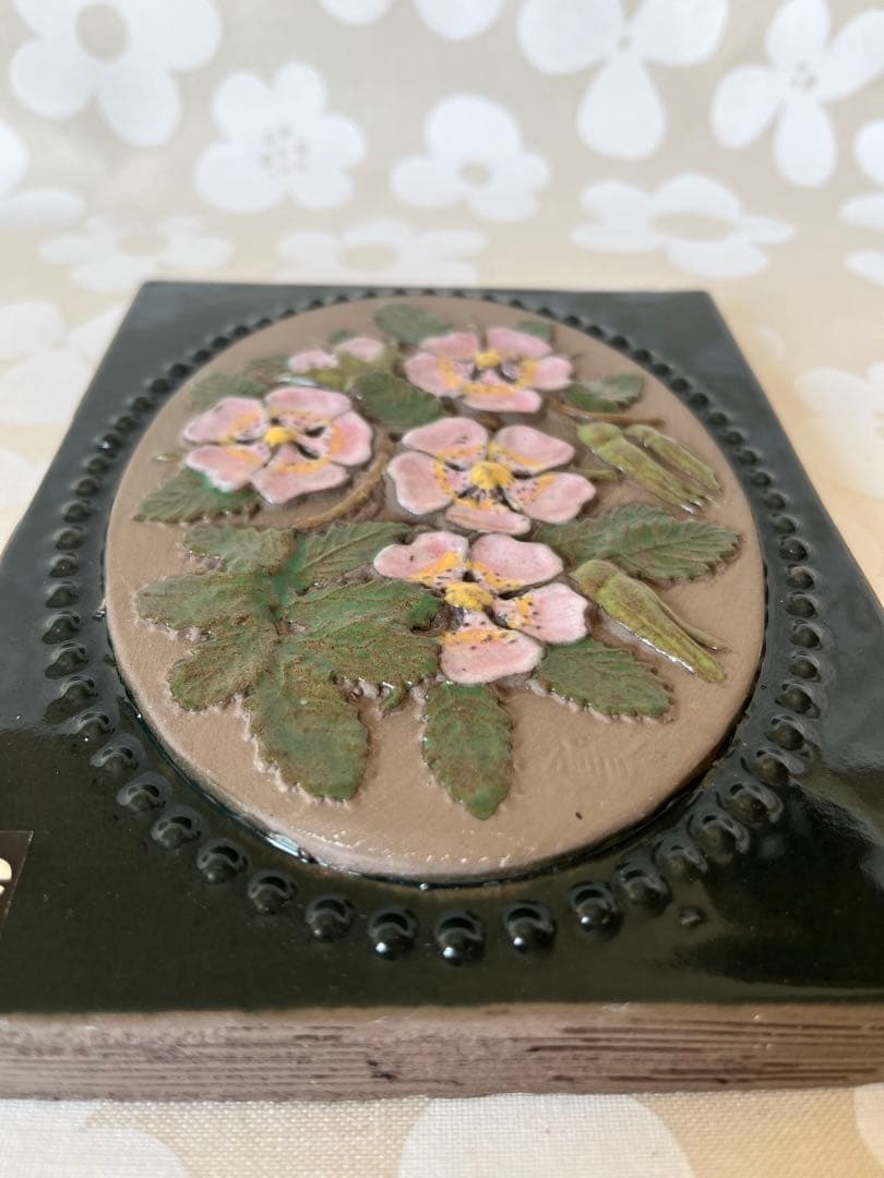 Jie Gantofta（ジイ・ガントフタ）　ローズヒップ　陶板