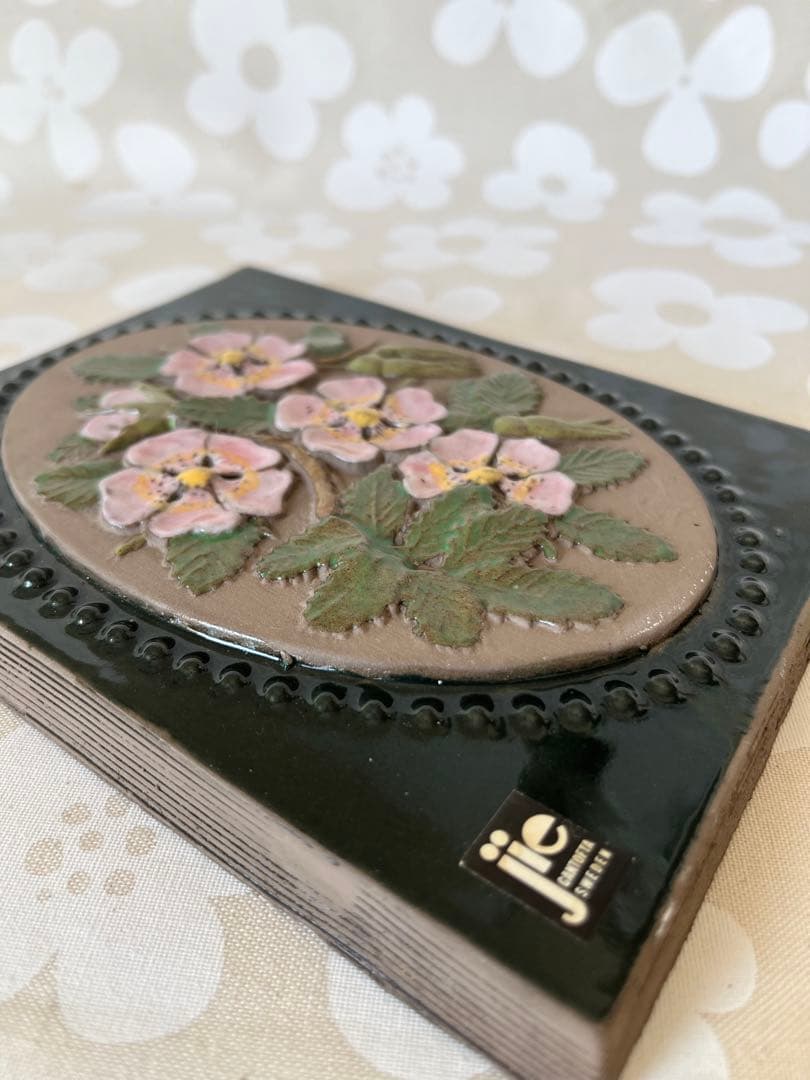 Jie Gantofta（ジイ・ガントフタ）　ローズヒップ　陶板