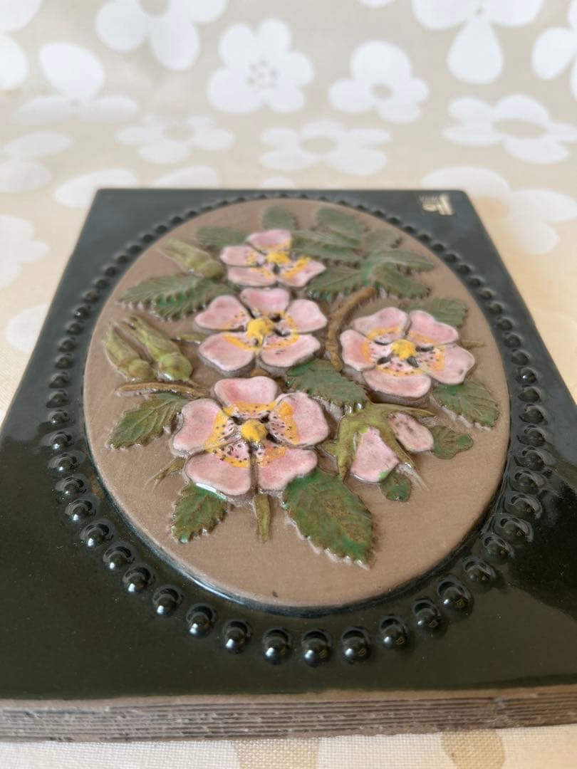 Jie Gantofta（ジイ・ガントフタ）　ローズヒップ　陶板