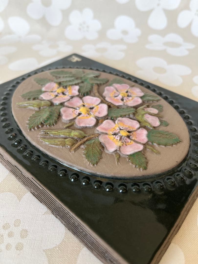 Jie Gantofta（ジイ・ガントフタ）　ローズヒップ　陶板