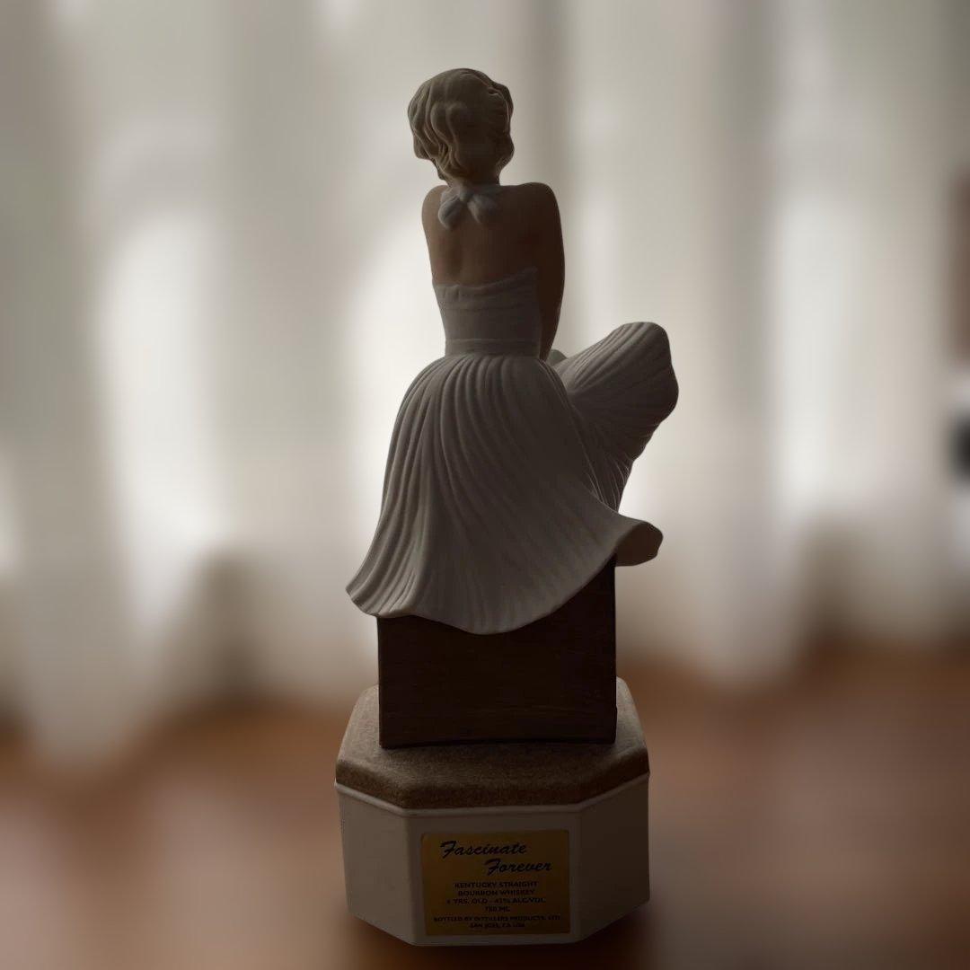 マリリンモンロー「七年目の浮気」陶器ボトル 開栓済 - メルカリ