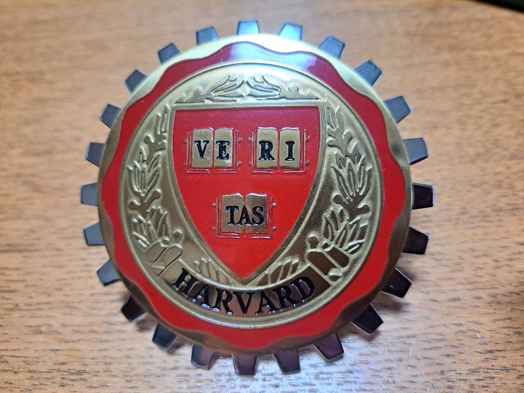 ハーバード大学 校章 エンブレム カーバッチ - メルカリ