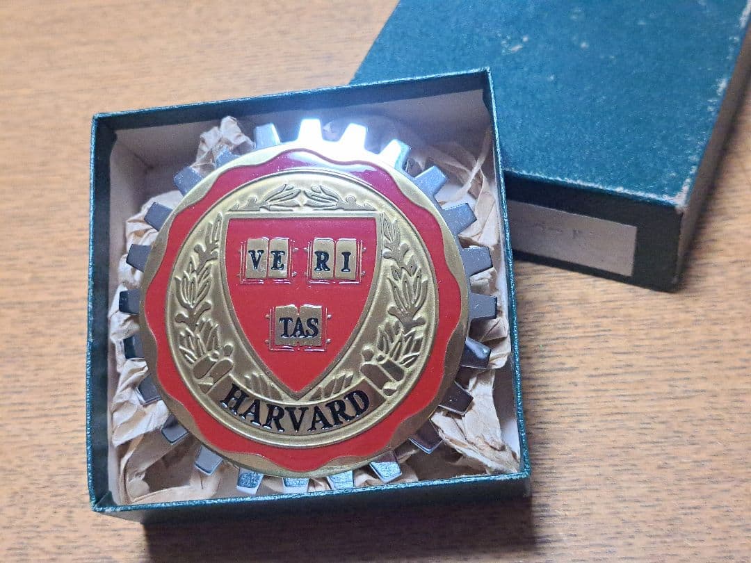 ハーバード大学 校章 エンブレム カーバッチ - メルカリ