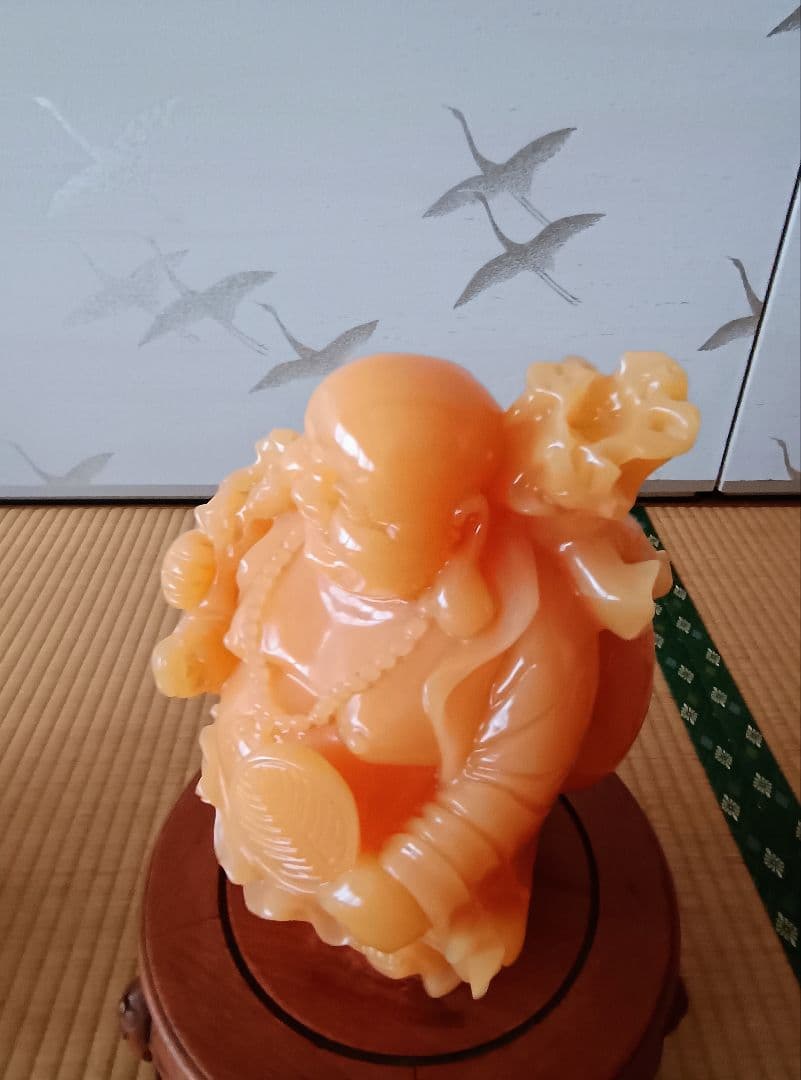 琥珀色の布袋様 彫刻 木製台座付き