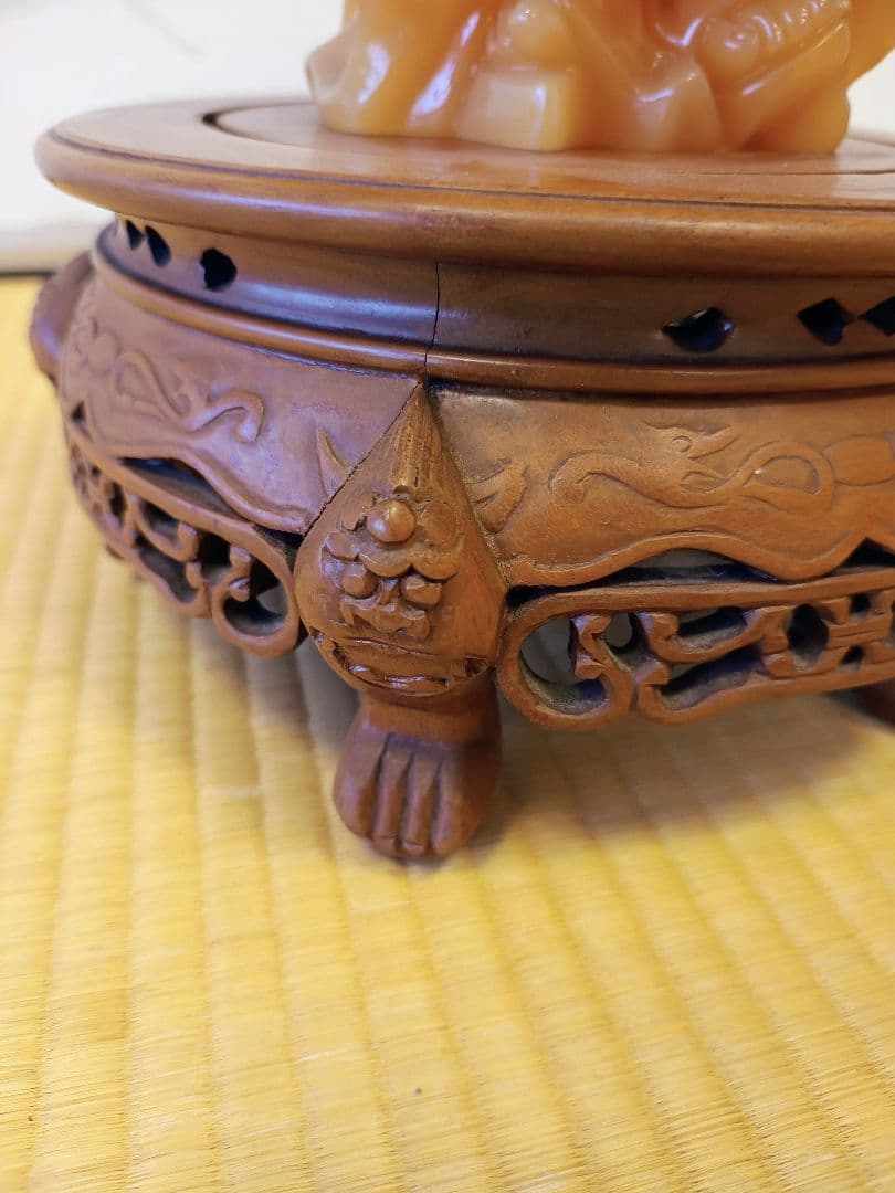 琥珀色の布袋様 彫刻 木製台座付き