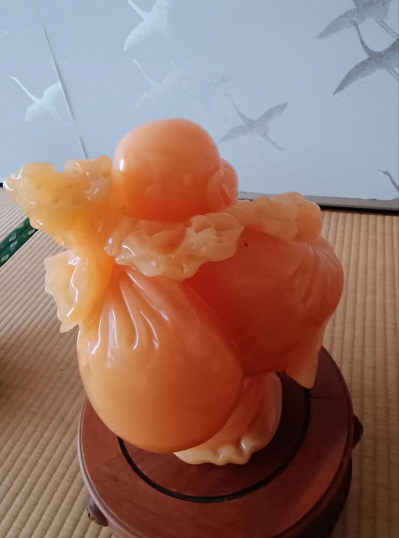 琥珀色の布袋様 彫刻 木製台座付き