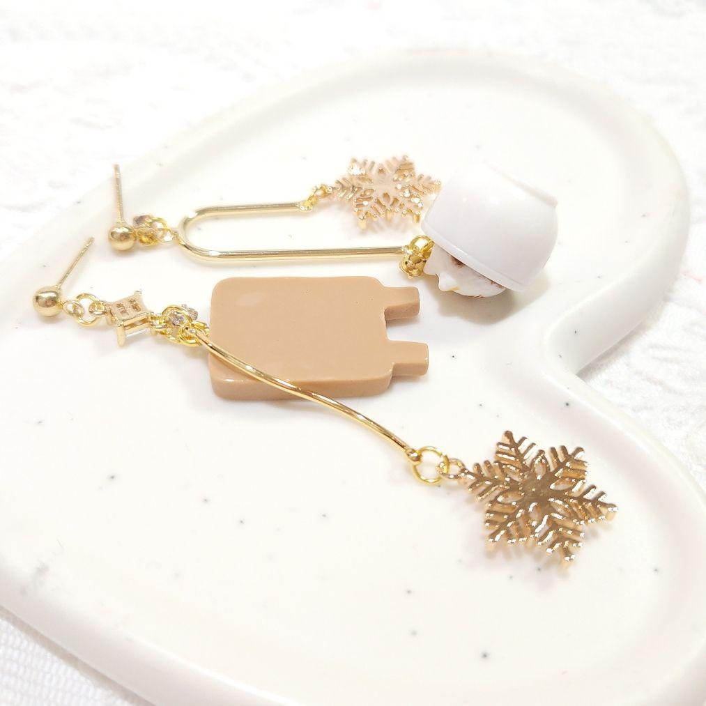 ジルコニア雪の結晶と猫ホイップクリーム 冬のカフェ コーヒー シャンデリアピアス